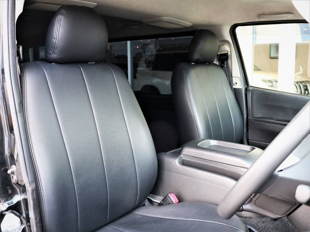 運転席シート、全席黒革調シートカバ付き！