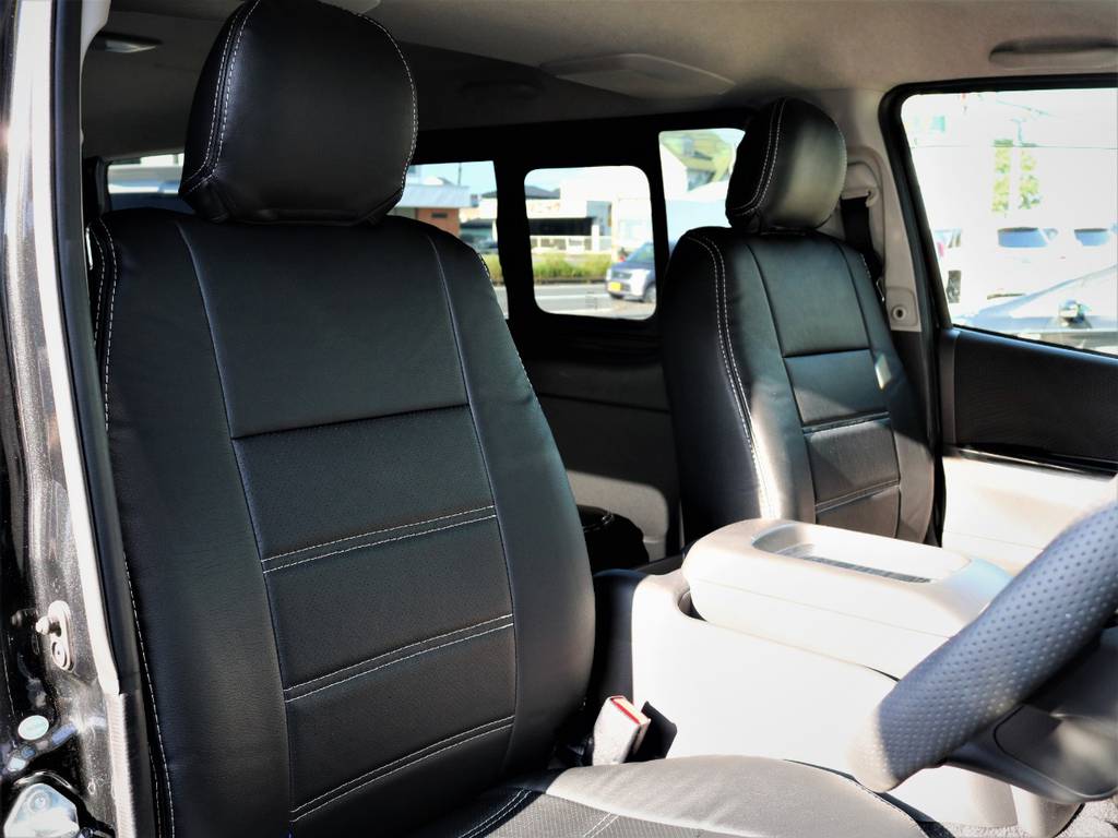 運転席シート、黒革調シートカバー付き！