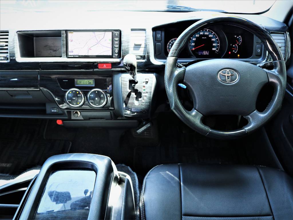 高級感溢れる室内！黒木目パネル、ステアリング、シフトノブ！