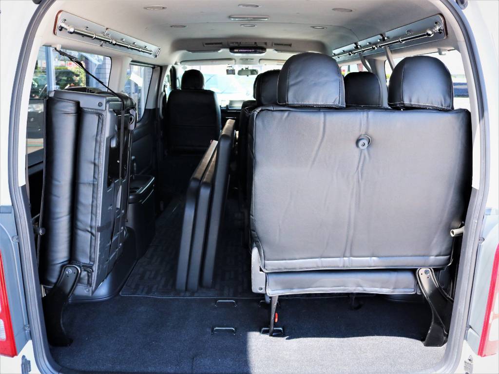 ４列目！片側のみ跳ね上げも可能です！