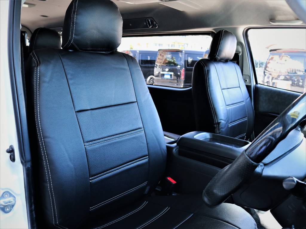 運転席シート、黒革調シートカバー付き！