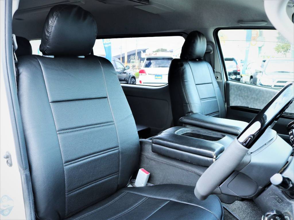 運転席シート、黒革調シートカバー付き！