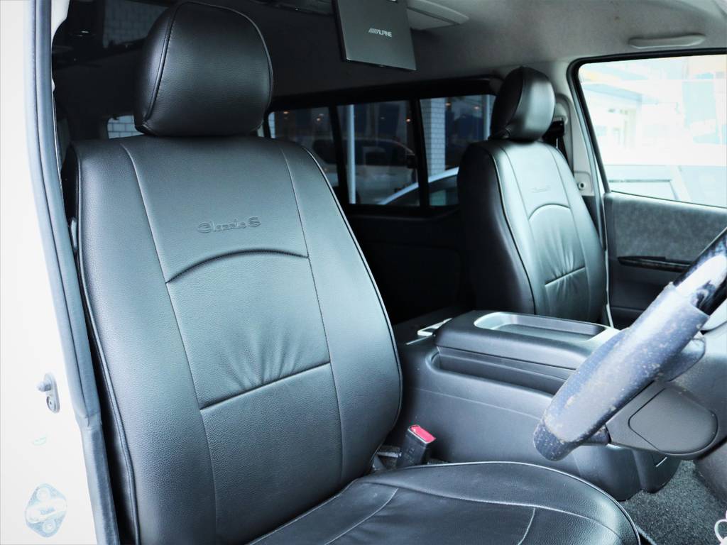 運転席シート、黒革調シートカバー付き！