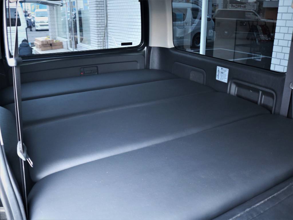 セカンドシート折りたためば就寝スペース広々御座います！