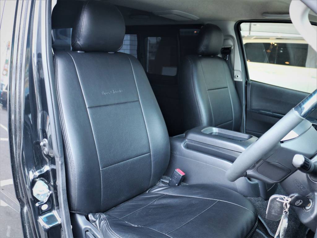 運転席シート、黒革調シートカバー付き！