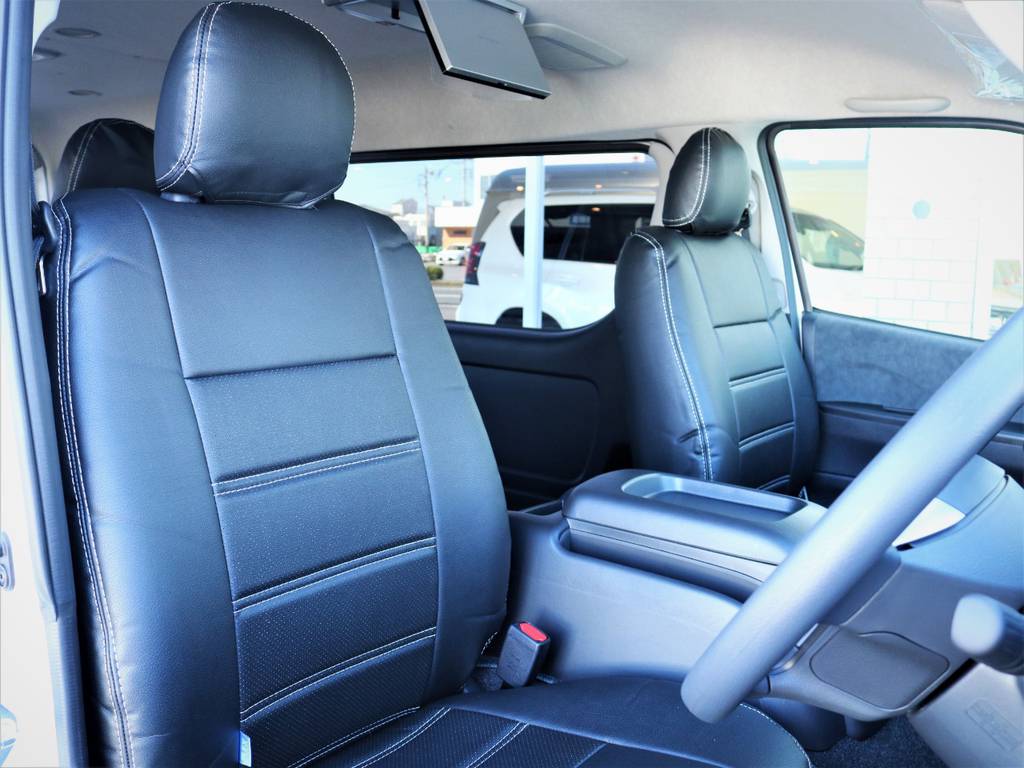 運転席シート、黒革調シートカバー付き！