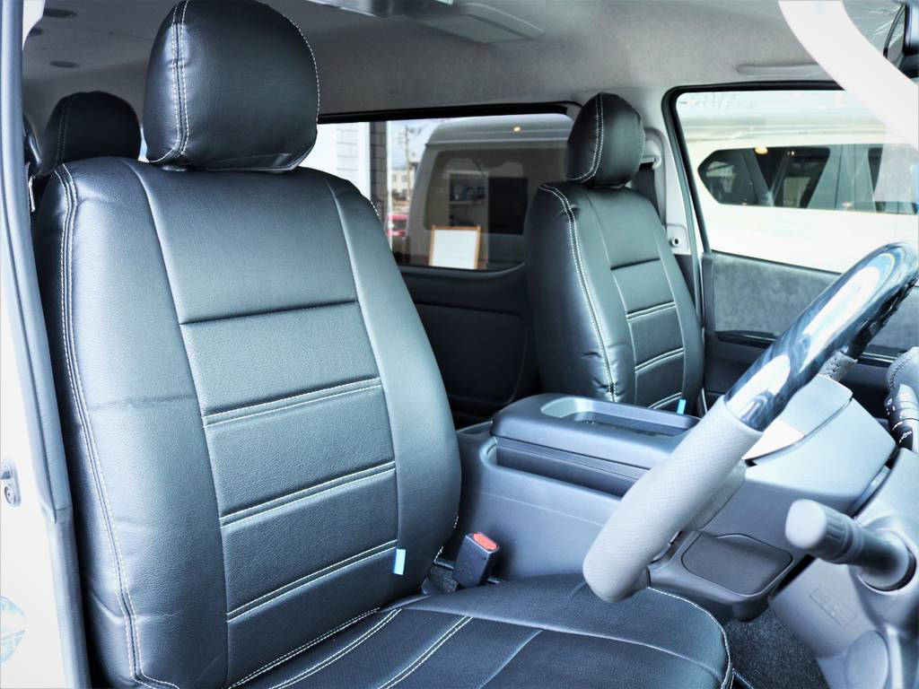 運転席シート、黒革調シートカバー付き！
