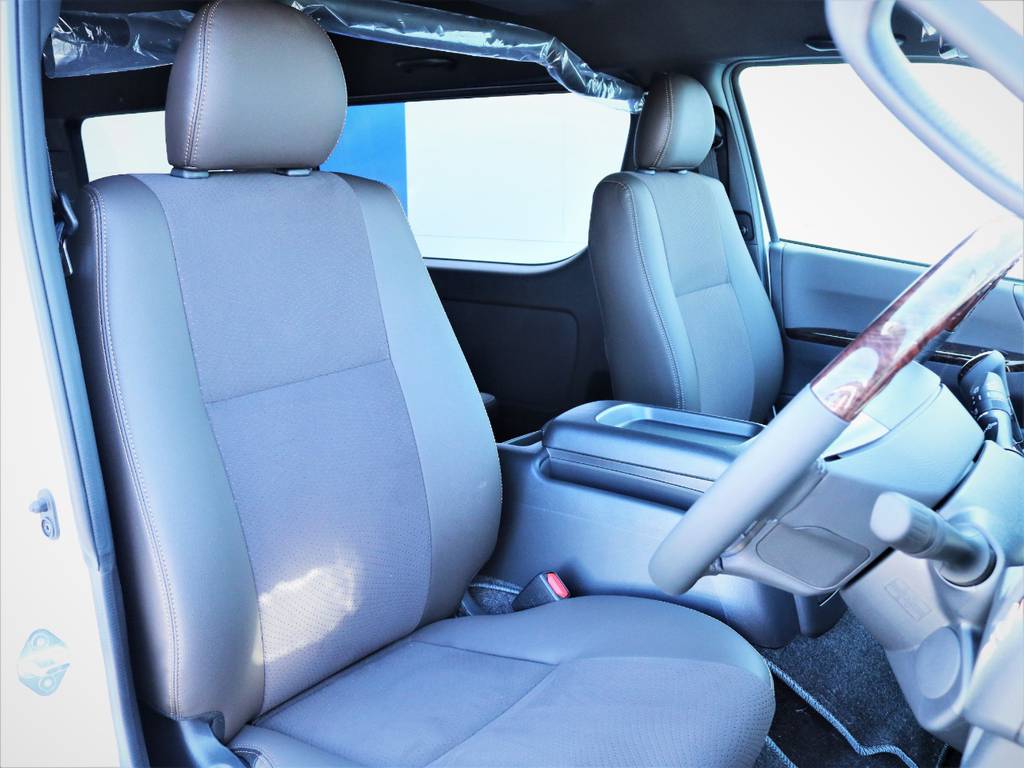 運転席シート、専用ハーフレザーシート！