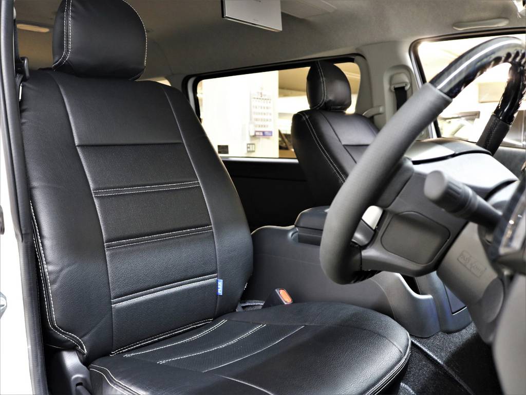 運転席シート、黒革調シートカバー付き！