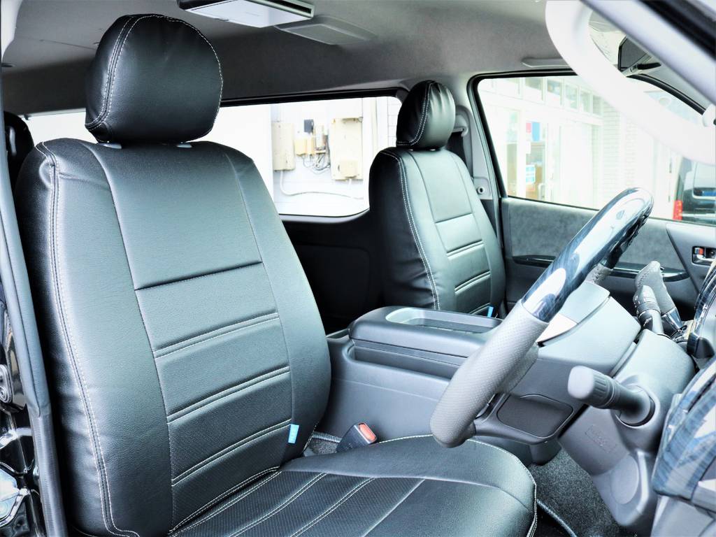 運転席シート、黒革調シートカバー付き！