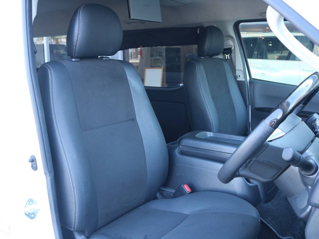運転席シート、専用ハーフレザーシート！