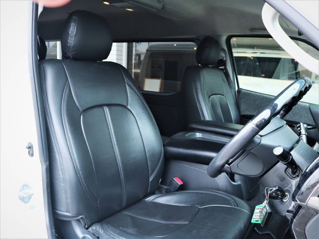 運転席シート、全席シートカバー付き！