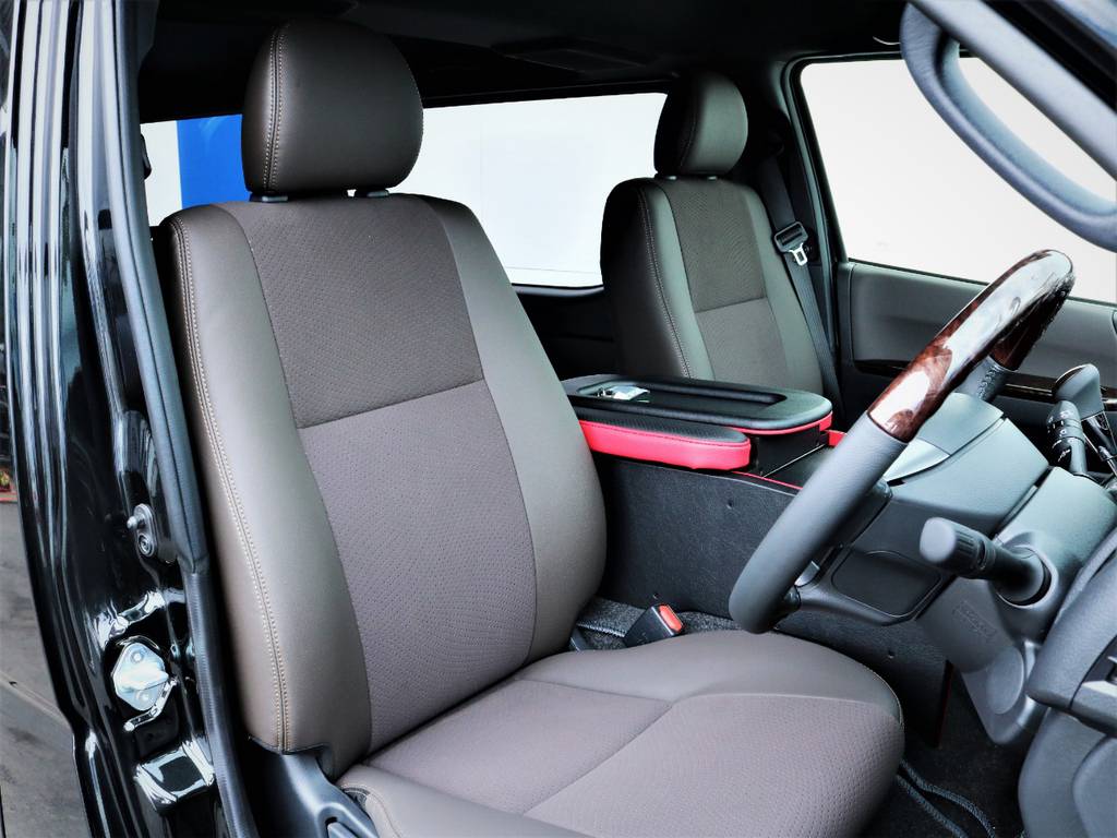 運転席シート、専用ハーフレザーシート！