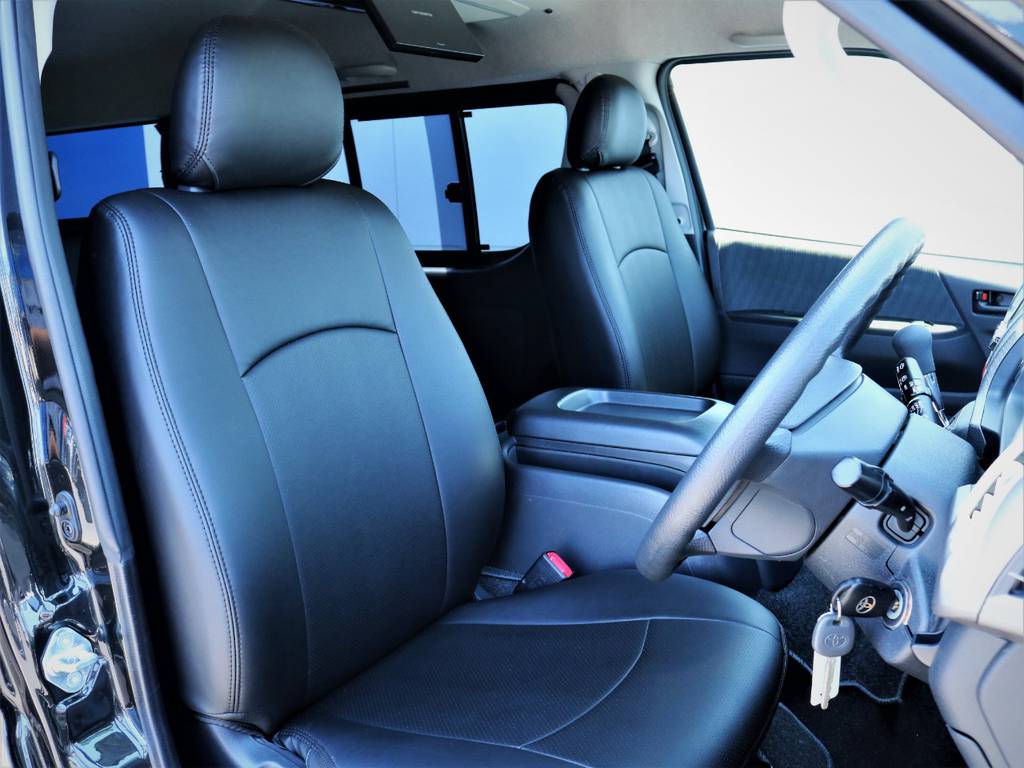 運転席シート、黒革調シートカバー付き！