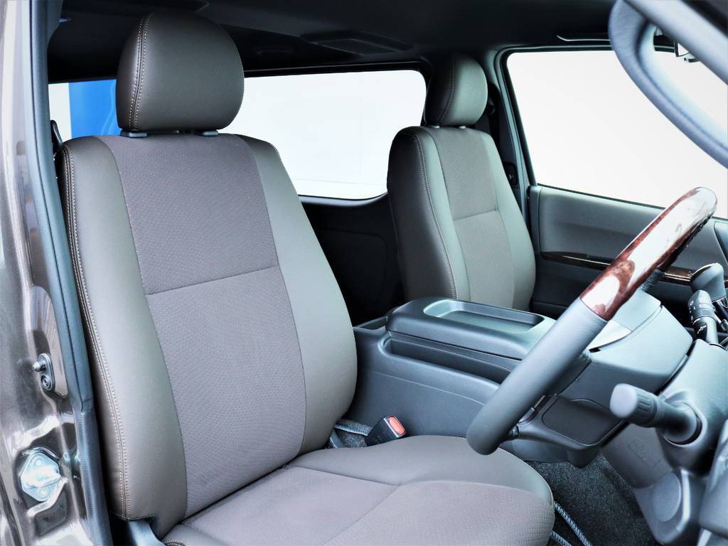 運転席シート、専用ハーフレザーシート！
