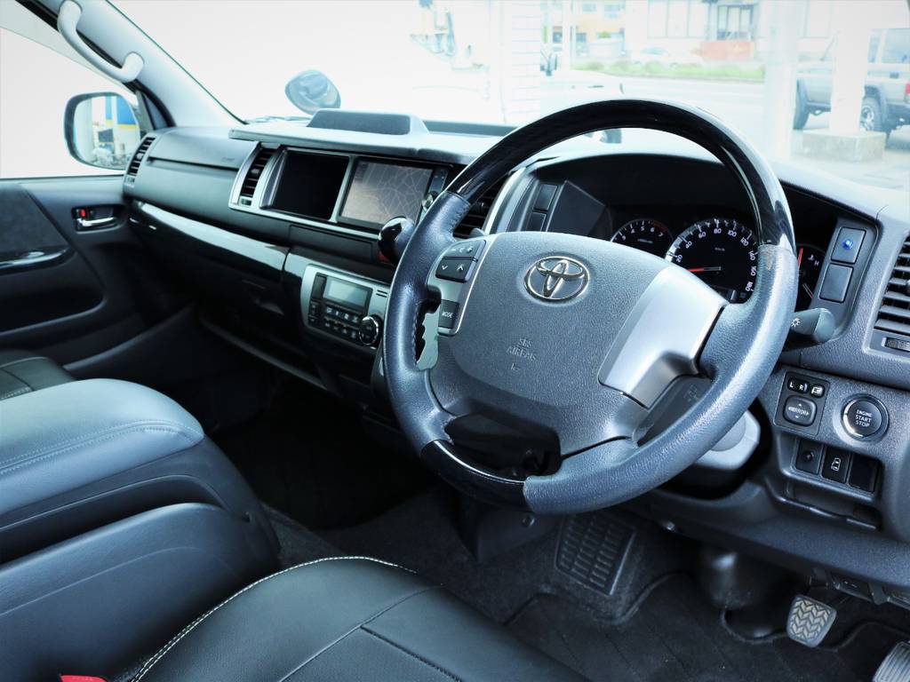 運転席周り！メーカーオプション「プッシュスタート、パワースライドドア、ステアリングスイッチ」！