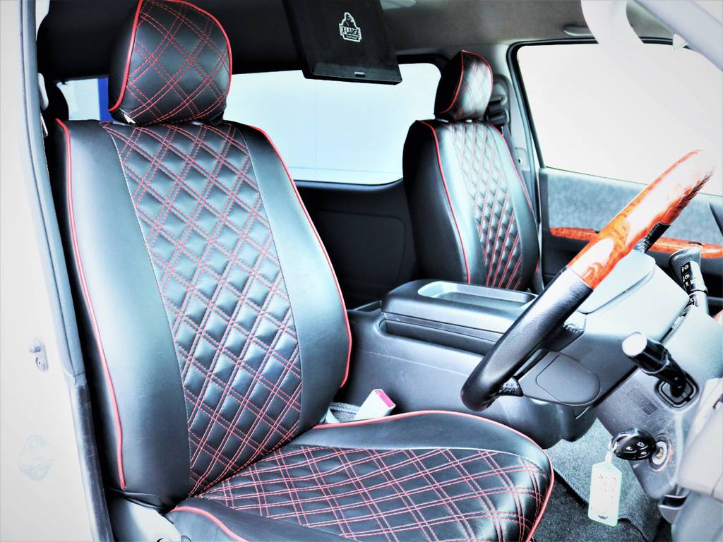 運転席シート、黒革調シートカバー付き！