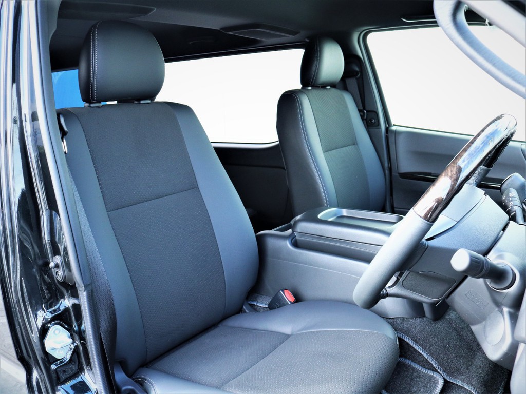 運転席シート、専用ハーフレザーシート！