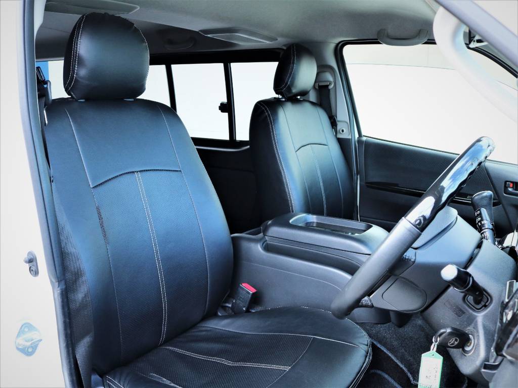 運転席シート、黒革調シートカバー付き！