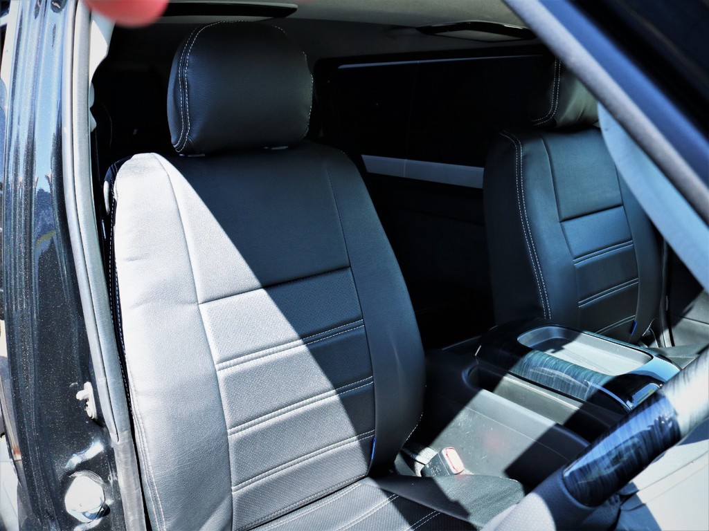 運転席シート、黒革調シートカバー付き！