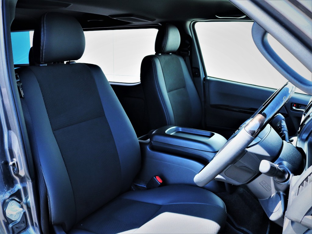 運転席シート、専用ハーフレザーシート！