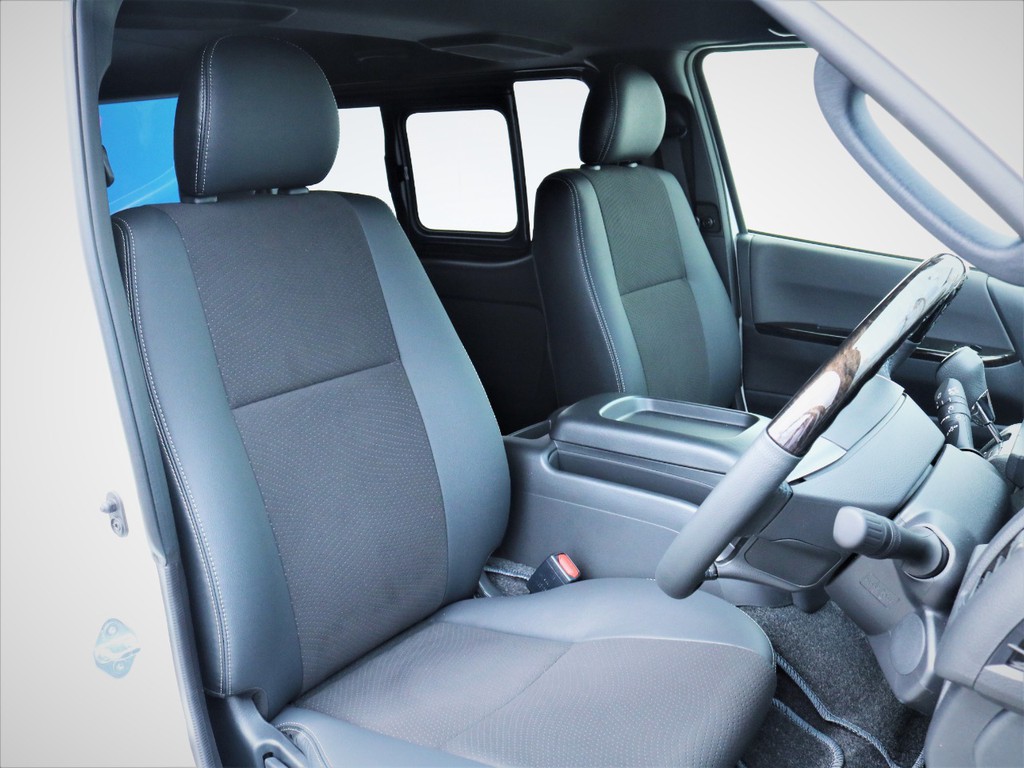運転席シート、専用ハーフレザーシート！