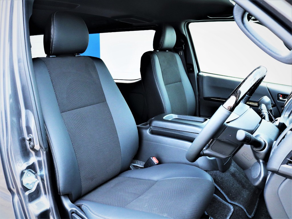 運転席シート、専用ハーフレザーシート！