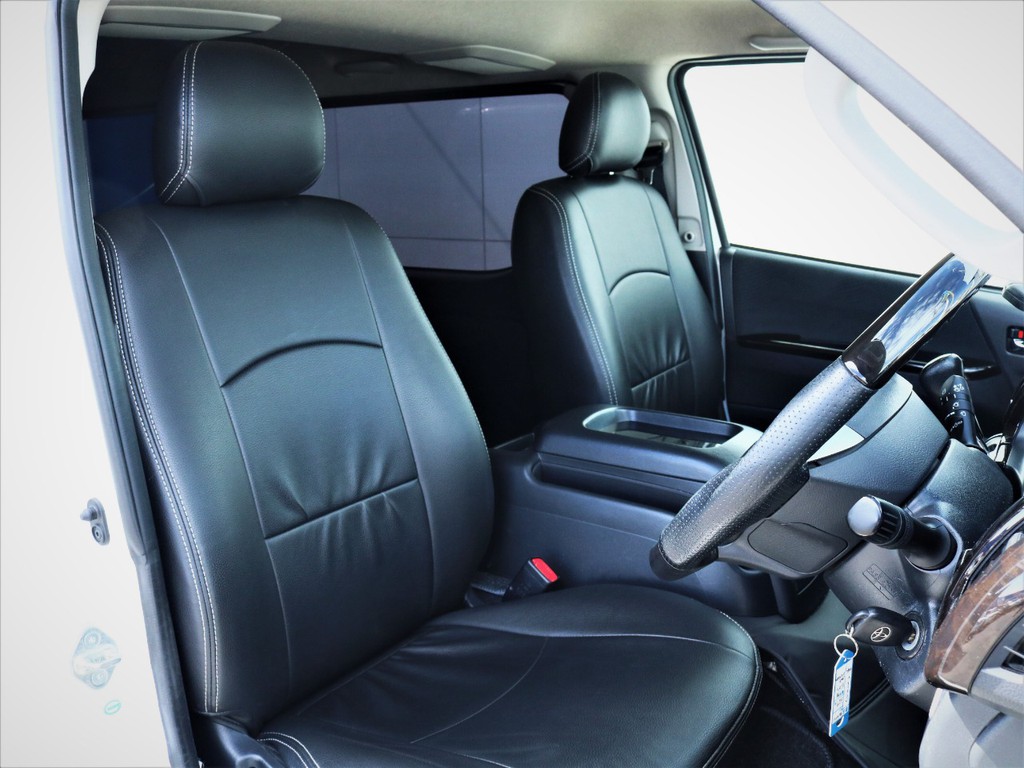 運転席シート、黒革調シートカバー付き！