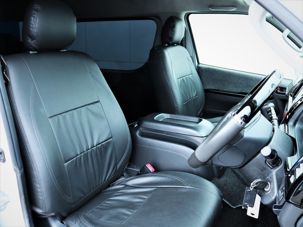 運転席シート、黒革調シートカバー付き！