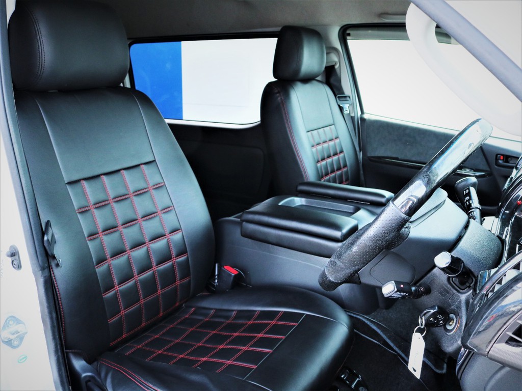 運転席シート、黒革調シートカバー付き！