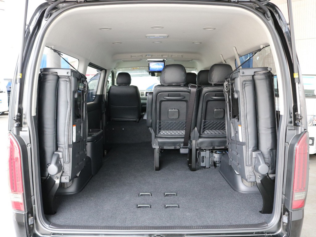 運転席シート、黒革調シートカバー付き！