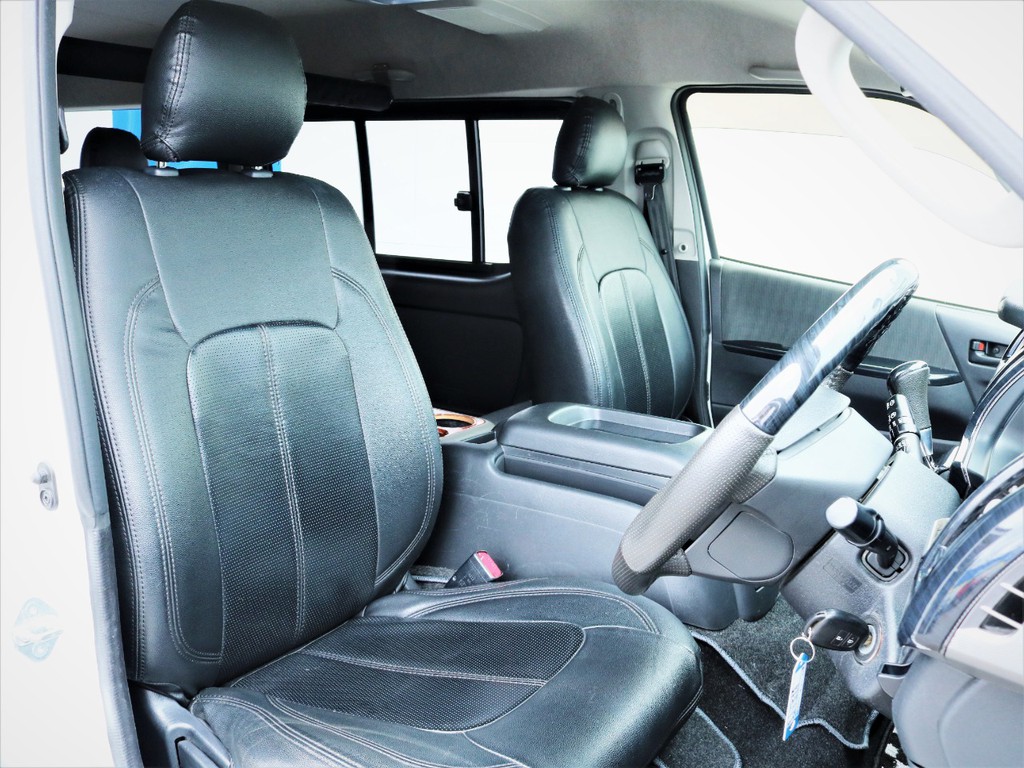 運転席シート、黒革調シートカバー付き！