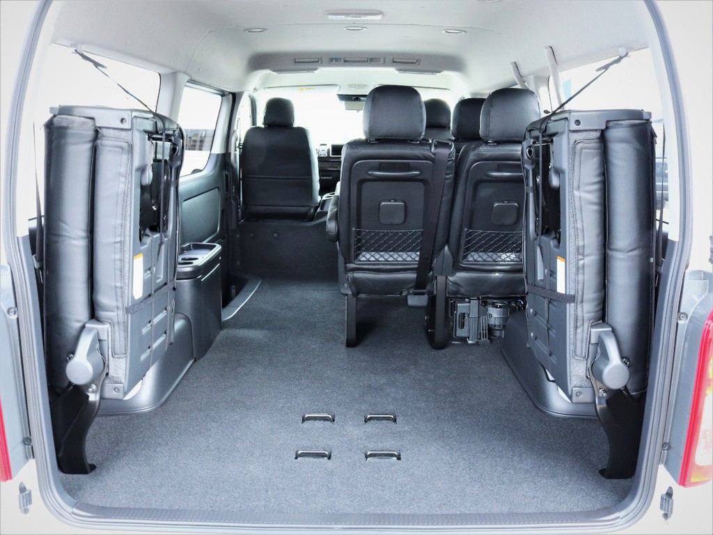 ４列目を跳ね上げた状態！収納スペース広々御座います！