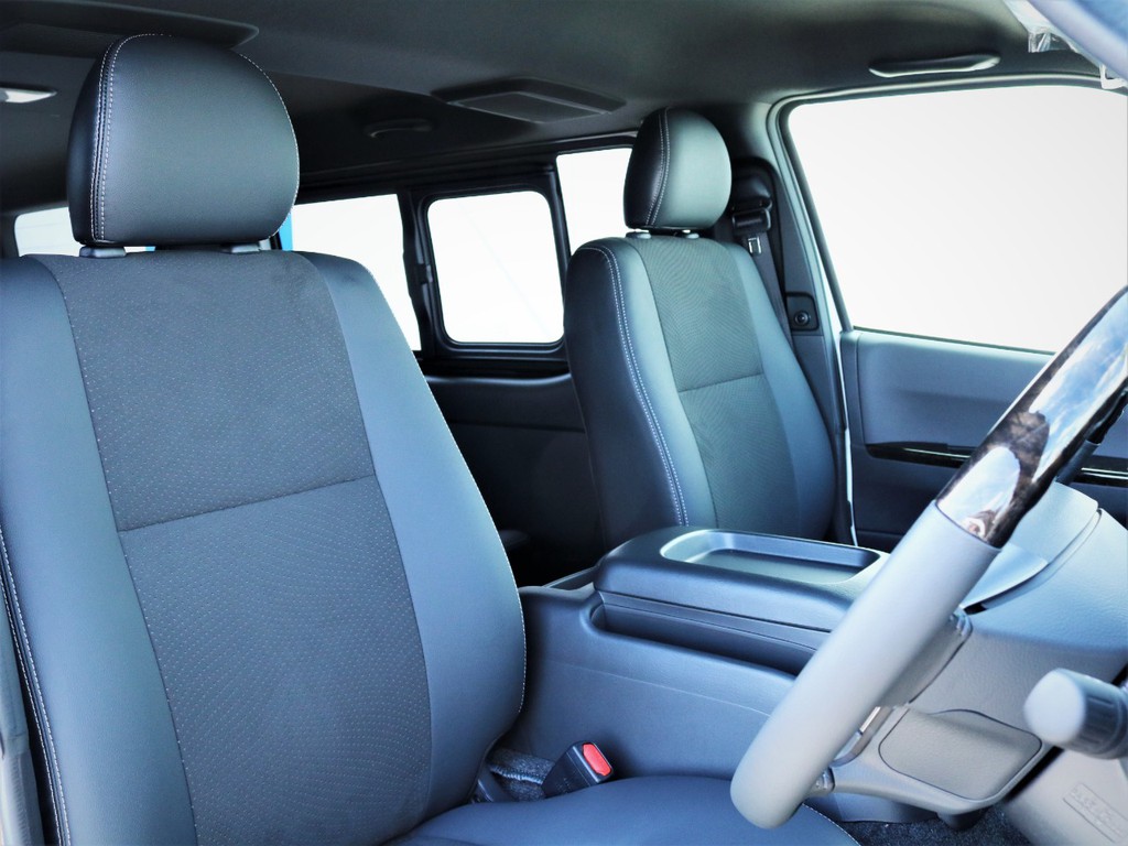 運転席シート、専用ハーフレザーシート！