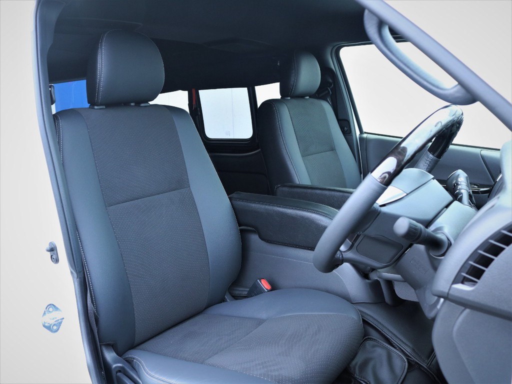 運転席シート、専用ハーフレザーシート！