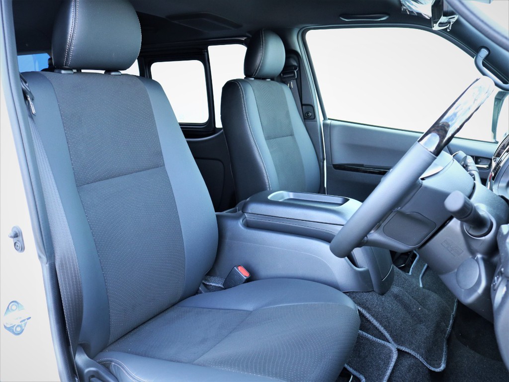 運転席シート、専用ハーフレザーシート！