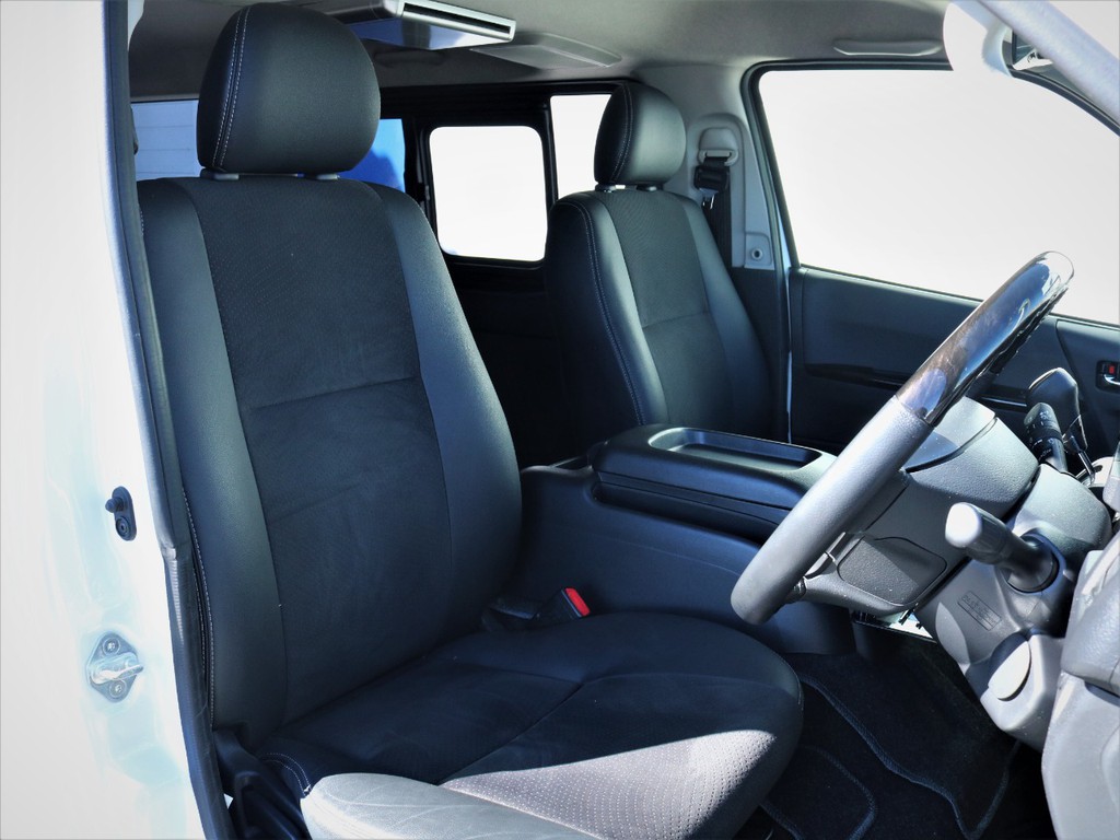 運転席シート、専用ハーフレザーシート！