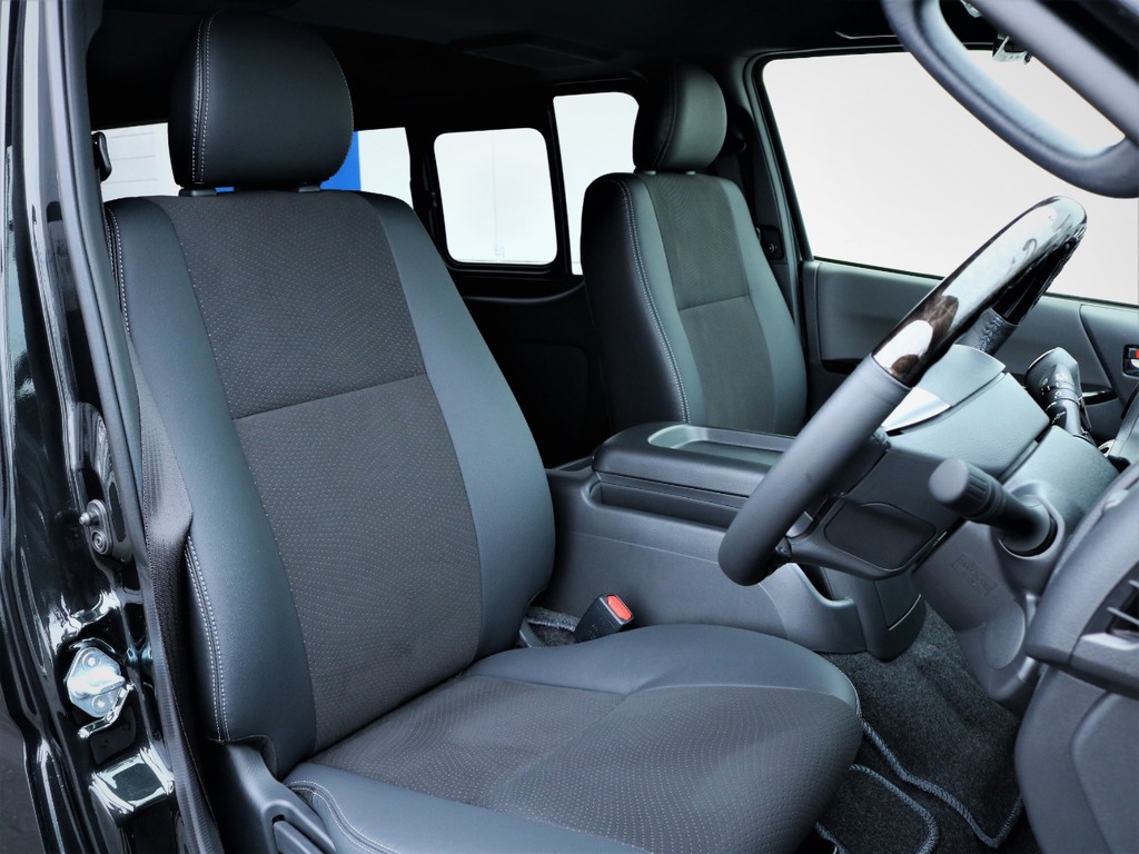 運転席シート、専用ハーフレザーシート！