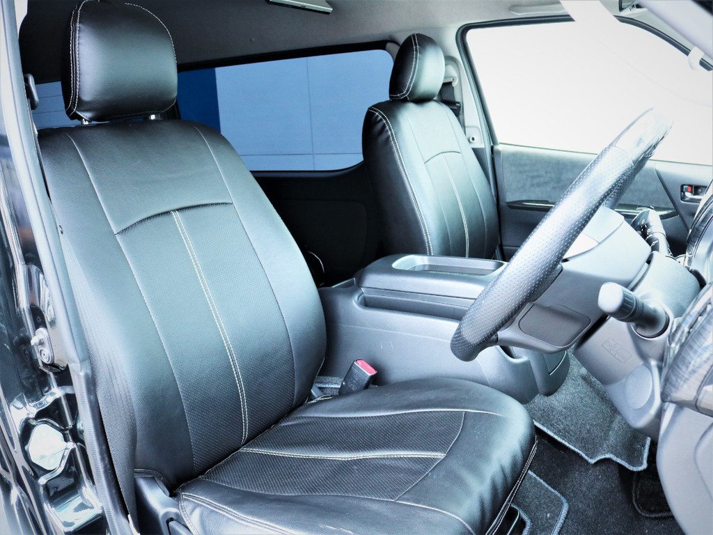 運転席シート、黒革調シートカバー付き！