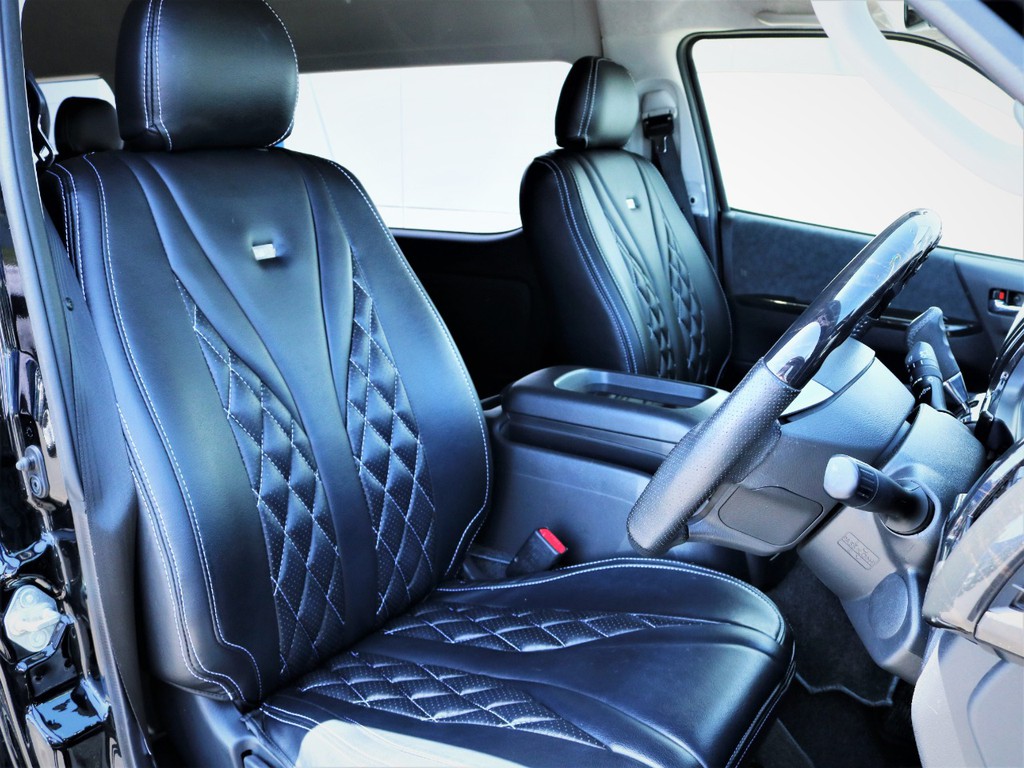 運転席シート、黒革調シートカバー付き！