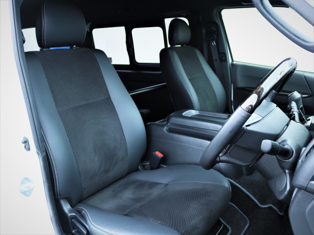 運転席シート、専用ハーフレザーシート！