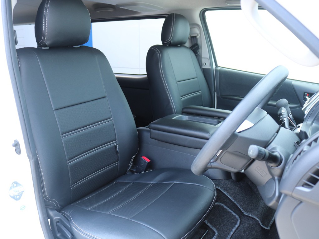 運転席シート、黒革調シートカバー付き！