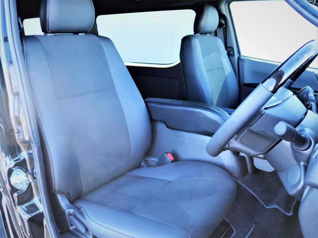運転席シート、専用ハーフレザーシート！