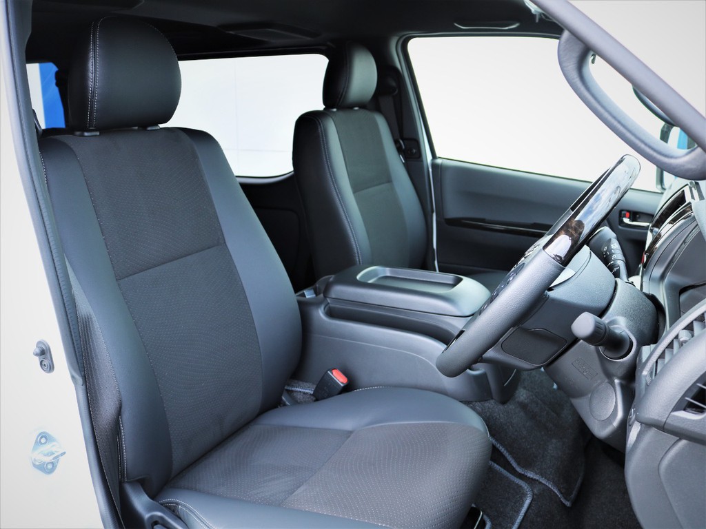 運転席シート、専用ハーフレザーシート！
