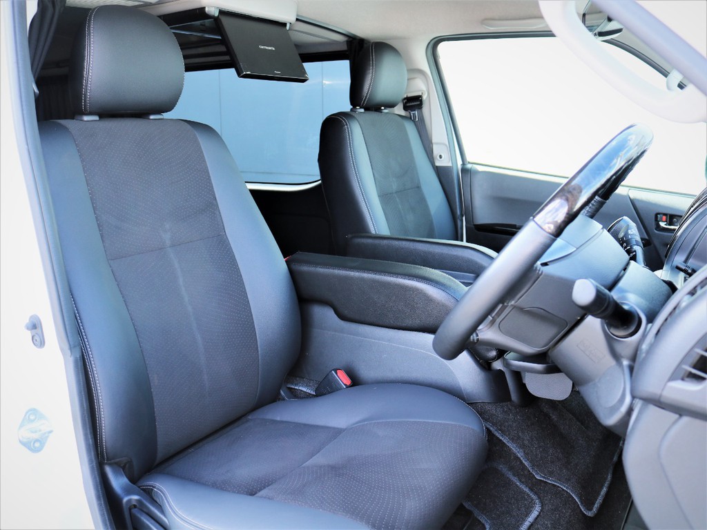 運転席シート、専用ハーフレザーシート！
