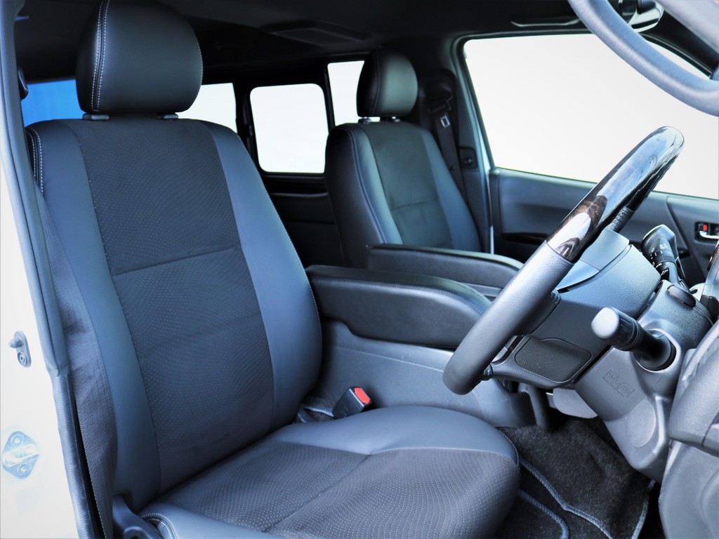 運転席シート、専用ハーフレザーシート！