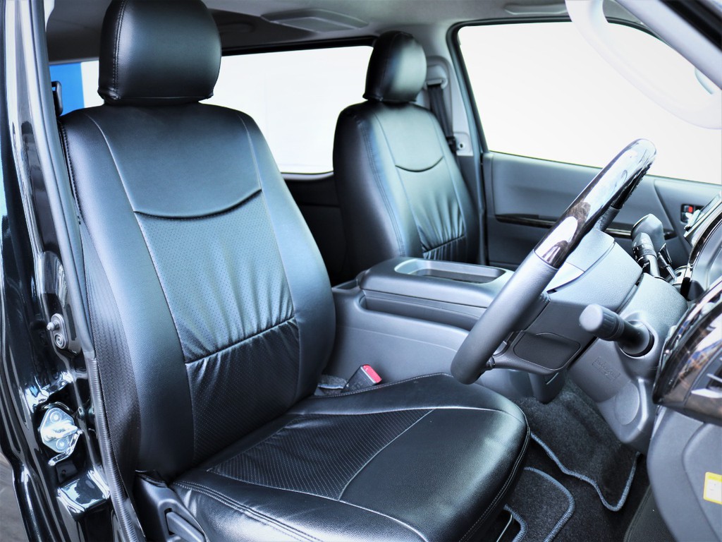 運転席シート、黒革調シートカバー付き！