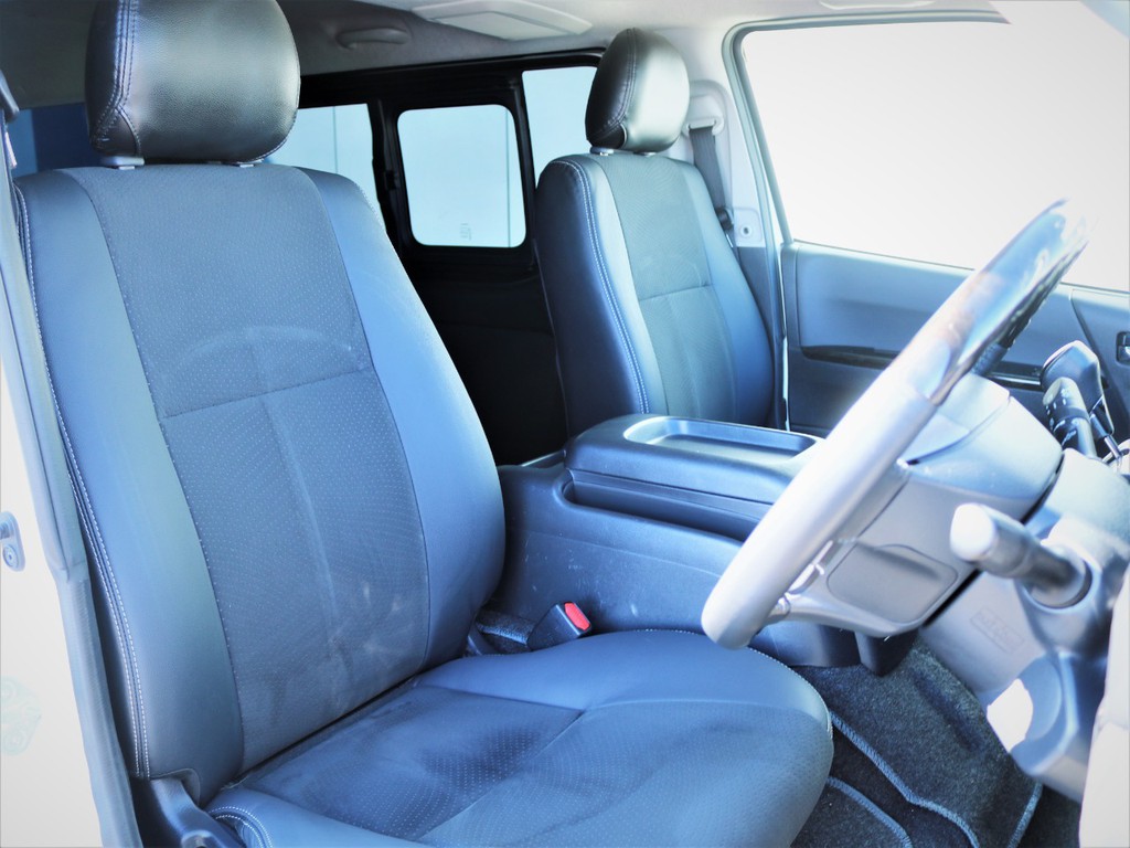 運転席シート、専用ハーフレザーシート！