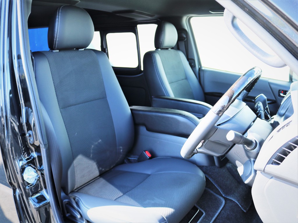運転席シート、専用ハーフレザーシート！