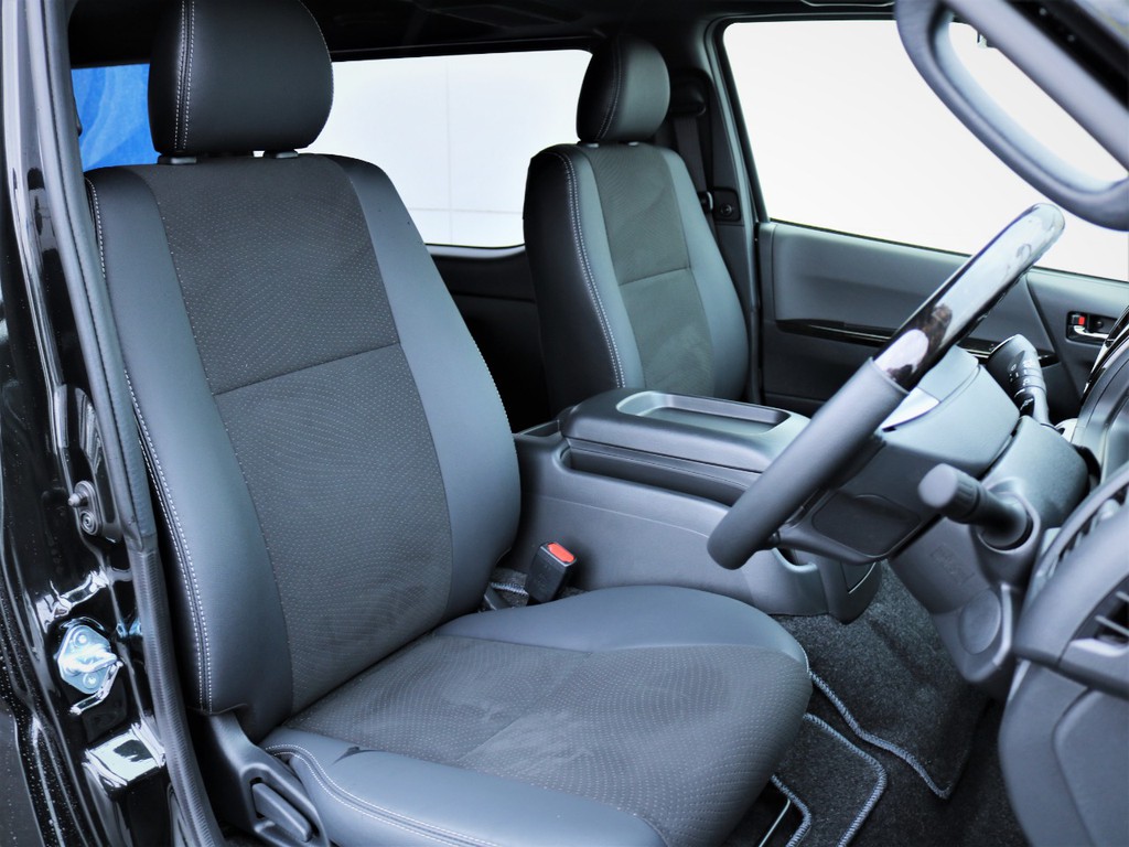 運転席シート、専用ハーフレザーシート！